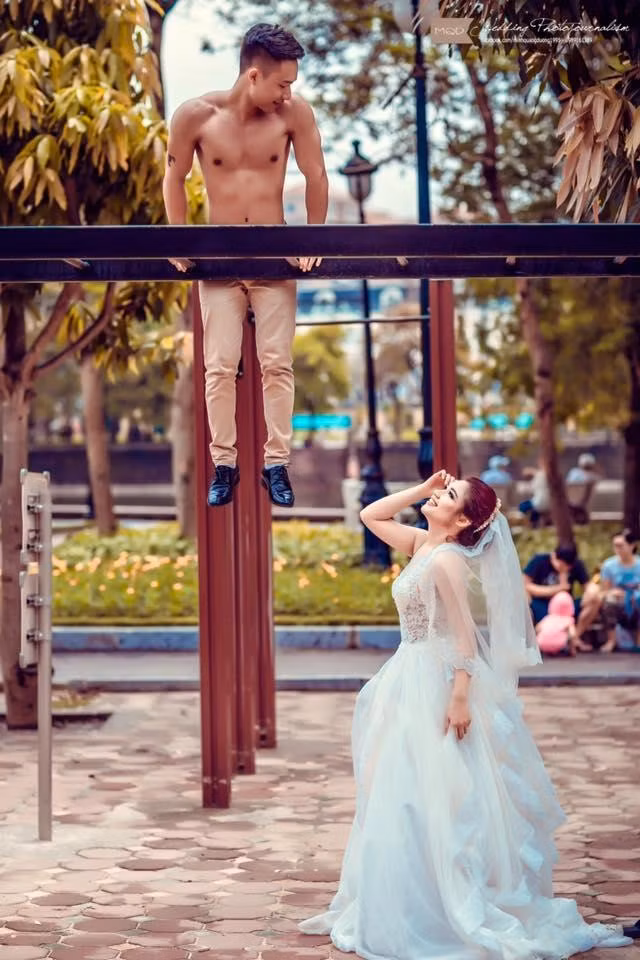 Chú rể mặc dù không mặc veston, thế nhưng thân hình săn chắc cùng săn chắc và đôi tay khỏe mạnh đã khiến nhiều người bị quyến rũ.