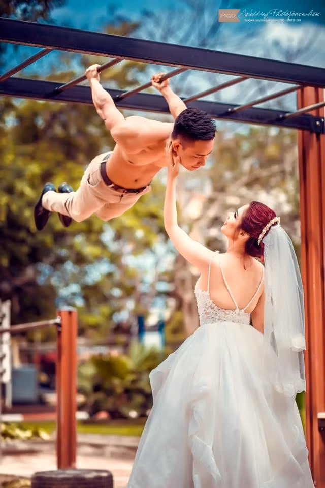 Khi vừa thực hiện những động tác chống đẩy, leo xà 1 tay nhưng cặp đôi không ngần ngại trao nhau những cử chỉ ngọt ngào.