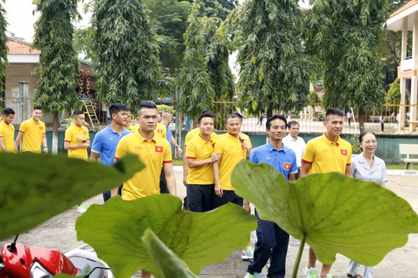 Không chỉ tới thăm, HLV Hữu Thắng và các tuyển thủ ĐTQG Việt Nam còn mang tới các phần quà có ý nghĩa về mặt vật chất lẫn tinh thần cho những mảnh đời khó khăn đang phải sinh hoạt trong làng trẻ SOS Gò Vấp.