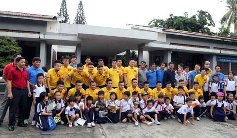 Thầy trò HLV Nguyễn Hữu Thắng đã đi thăm từng ngôi nhà nhỏ trong làng trẻ em SOS Gò Vấp và có buổi giao lưu hết sức thân mật cùng trẻ em có hoàn cảnh đặc biệt đang được nuôi dưỡng tại đây.