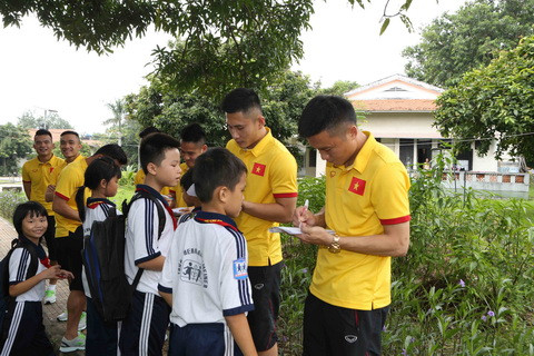 Chia sẻ với toàn thể BHL cũng như các tuyển thủ ĐTQG Việt Nam, bà Đặng Thị Hường (Giám đốc làng trẻ em SOS Gò Vấp) nói rằng, sau trận đội tuyển thi đấu với CHDCND Triều Tiên trên sân Thống Nhất, các em đã được đến sân xem và rất thích thú bởi lối đá đẹp và giàu cống hiến của các cầu thủ. Ảnh sử dụng trong bài: VFF.