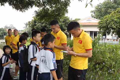 Chia sẻ với toàn thể BHL cũng như các tuyển thủ ĐTQG Việt Nam, bà Đặng Thị Hường (Giám đốc làng trẻ em SOS Gò Vấp) nói rằng, sau trận đội tuyển thi đấu với CHDCND Triều Tiên trên sân Thống Nhất, các em đã được đến sân xem và rất thích thú bởi lối đá đẹp và giàu cống hiến của các cầu thủ. Ảnh sử dụng trong bài: VFF.