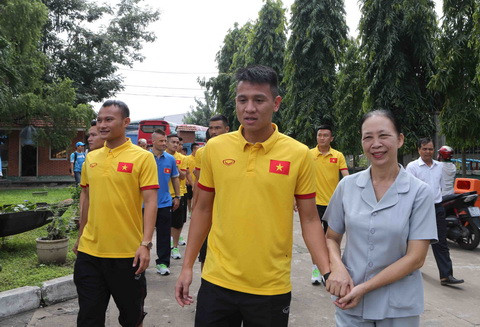 Các tuyển thủ ĐTQG Việt Nam được BLĐ cũng như các thành viên của làng trẻ SOS Gò Vấp đón tiếp hết sức nhiệt tình.