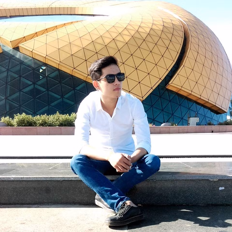 Nam sinh Đại học Kỹ Thuật - TP HCM nổi tiếng nhờ bức ảnh "góc nghiêng thần thánh" có tên Trần Chánh Hoàng sinh năm (1995) đến từ Buôn Ma Thuột, Đắc Lắk và hiện đang học tập và sinh sống tại TP HCM.