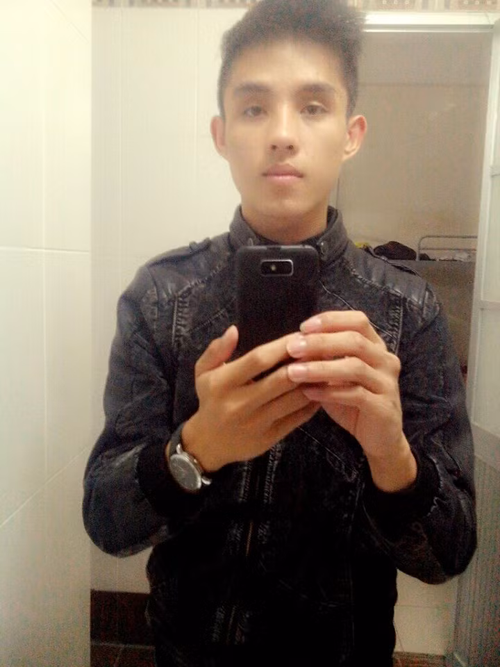 Xem bức ảnh góc nghiêng của Chánh Hoàng, nhiều dân mạng phải xuýt xoa nhận xét rằng anh chàng này thật men-ly và đặt cho biệt danh "anh chàng trường kỹ thuật đẹp trai nhất hệ mặt trời".