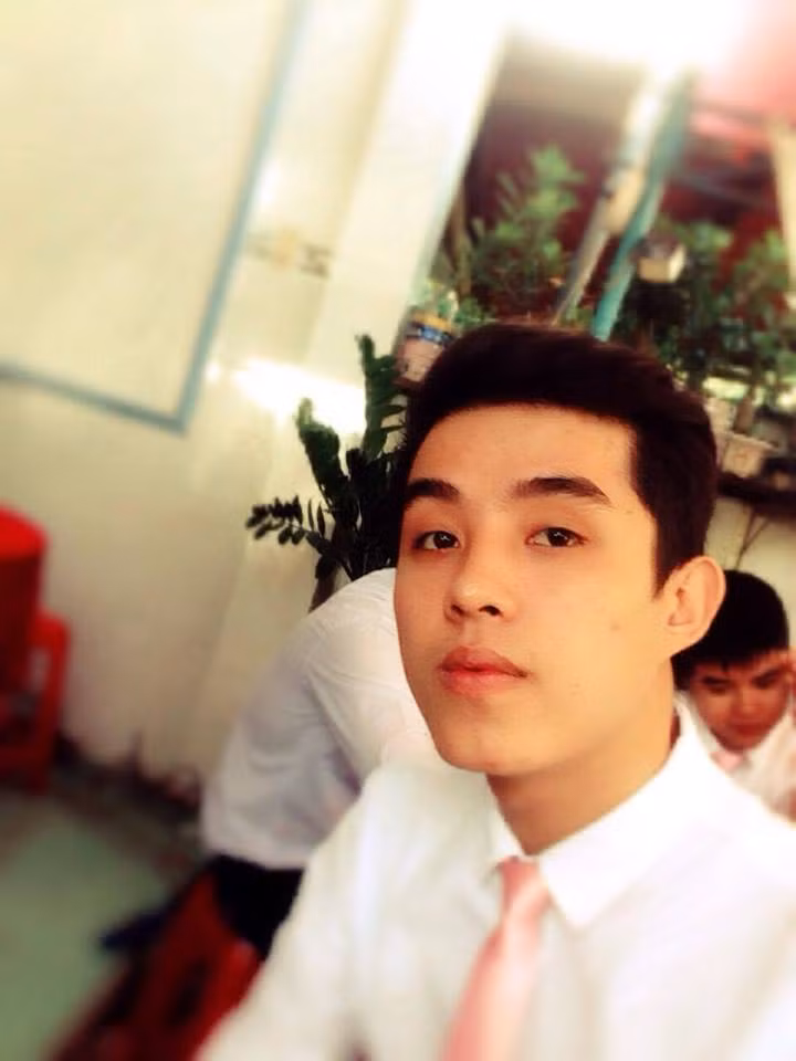 Nhiều người đặt câu hỏi rằng, liệu chàng trai đẹp trường Kỹ thuật này đã có người yêu chưa? Thì câu trả lời đã có trong trang cá nhân của anh chàng này và nó khiến chị em có một phen buồn bã. Chánh Hoàng thường xuyên cho đăng tải những bức ảnh đi du lịch với cô người yêu xinh đẹp khiến bạn bè phải ghen tỵ.