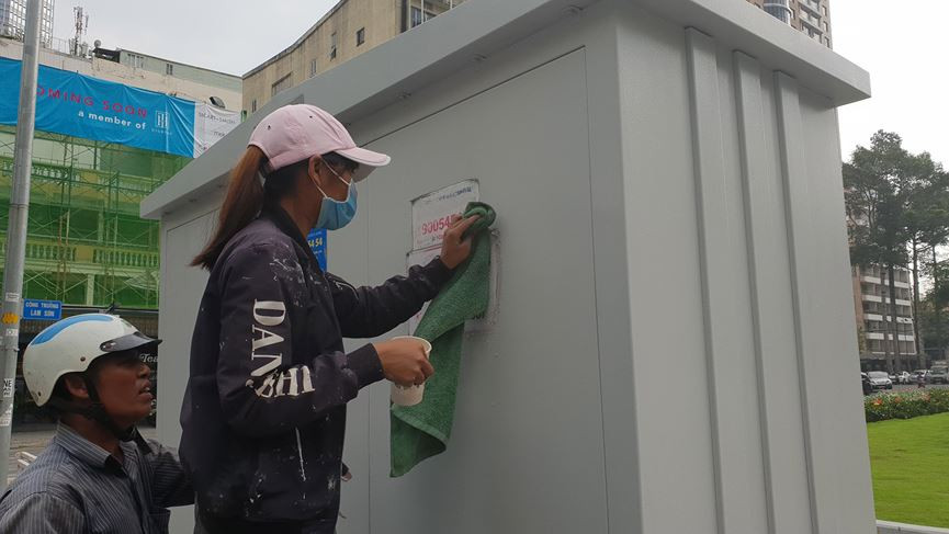 Một trụ điện được người dân gỡ bỏ các tờ rơi tín dụng đen trên đường Hai Bà Trưng (quận 1, TPHCM) chiều 2/11.