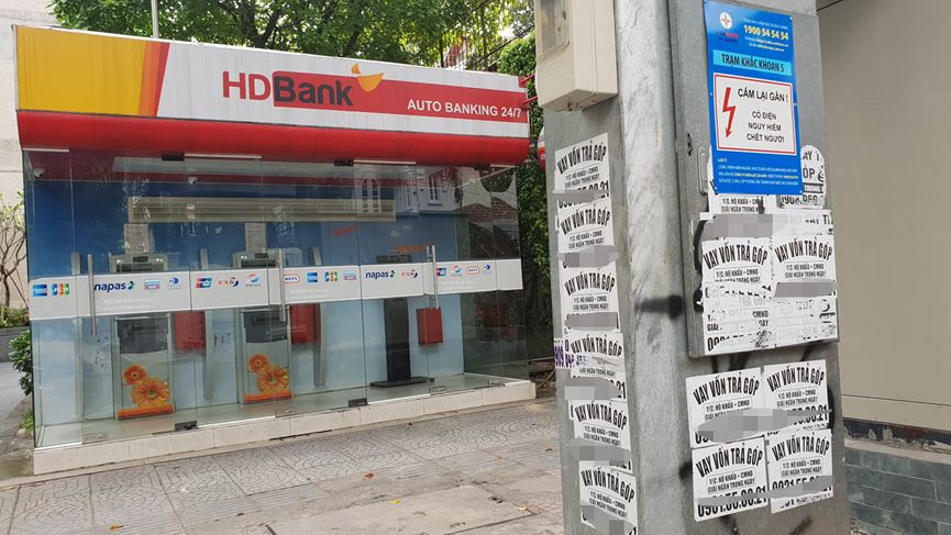 Các tờ rơi cho vay tiền nhanh, vay trả góp lấn tới khu vực ngân hàng, trụ ATM ngân hàng...