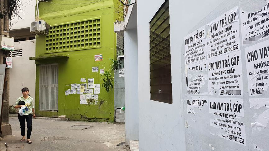 Thử liên lạc vào số điện thoại được dán trên tờ quảng cáo vay tiền nhanh, phóng viên Tiền Phong gọi điện đề nghị vay 20 triệu đồng. Một thanh niên nghe điện thoại và cho biết, vay 20 triệu đồng theo dạng trả góp thì mỗi ngày người vay phải trả 600 nghìn đồng, trả liên tục trong 50 ngày.