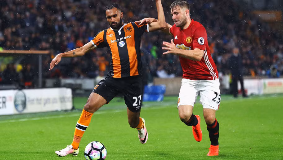 Khi phải đối đầu với sức trẻ và những pha lên bóng đầy kỹ thuật của Luke Shaw đã khiến Ahmed Elmohadmady (vàng) của CLB Hull City cảm thấy luống cuống và chính từ một tình huống như vậy mà "bầy hổ" phải chấp nhận trận thua trước "quỷ đỏ" thành Manchester.