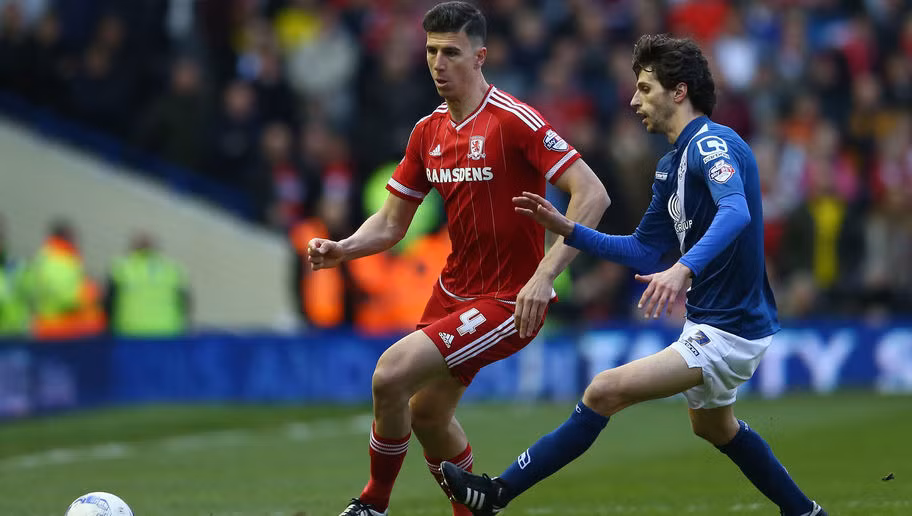 Sự hụt hơi và kém tính táo của Daniel Ayala (đỏ) thiếu chút nữa đã khiến CLB Middlesbrough phải trắng tay trong chuyến hành quân tới sân The Hawthorns của West Brom.