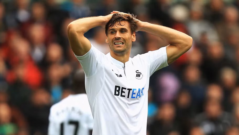 Hàng thải của Juventus là Fernando Llorente đã có ngày thi đấu vô cùng mờ nhạt trong trận thua của Swansea trước Leicester City. Dù được tạo rất nhiều cơ hội nhưng cầu thủ người Tây Ban Nha đã phung phí và tỏ ra vô hại với những pha dứt điểm của mình.