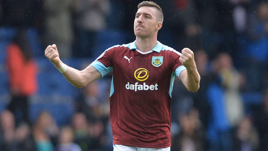 Sau một tuần thi đấu thăng hoa trước Liverpool, Burnley đã trở lại với chính mình khi bị Chelsea khuất phục với tỷ số 0-3, người mắc sai lầm chính trong những bàn thua của đội bóng màu bã trầu không ai khác chính là trung vệ Stephen Ward.