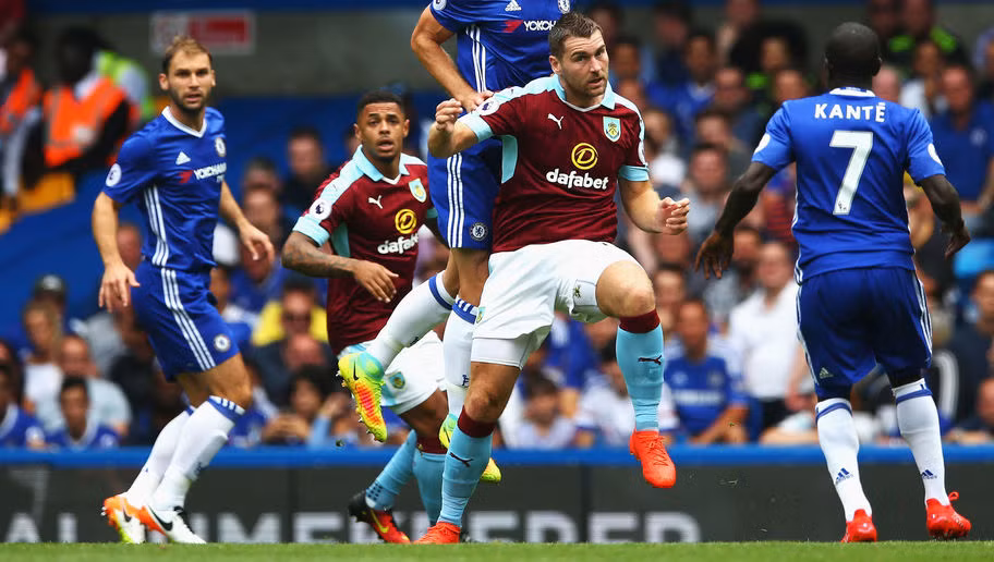 Bị N'Golo Kante khóa chặt, Dean Marney (đỏ) đã có một ngày thi đấu tệ hại và dẫn đến trận thua của đội bóng chủ quản Burnley.