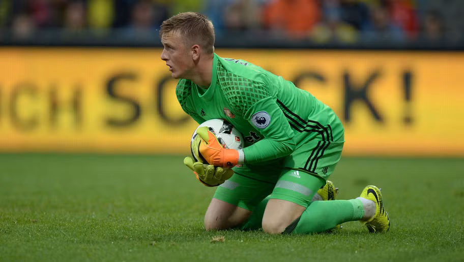 Đứng trong khung gỗ của đội hình tệ nhất vòng 3 Ngoại hạng Anh chính là thủ môn Jordan Pickford của Sunderland. Chính những sai lầm sơ đẳng của thủ thành này dẫn đến trận hòa đáng tiếc của "Mèo đen" khi hành quân tới sân nhà của Southampton.