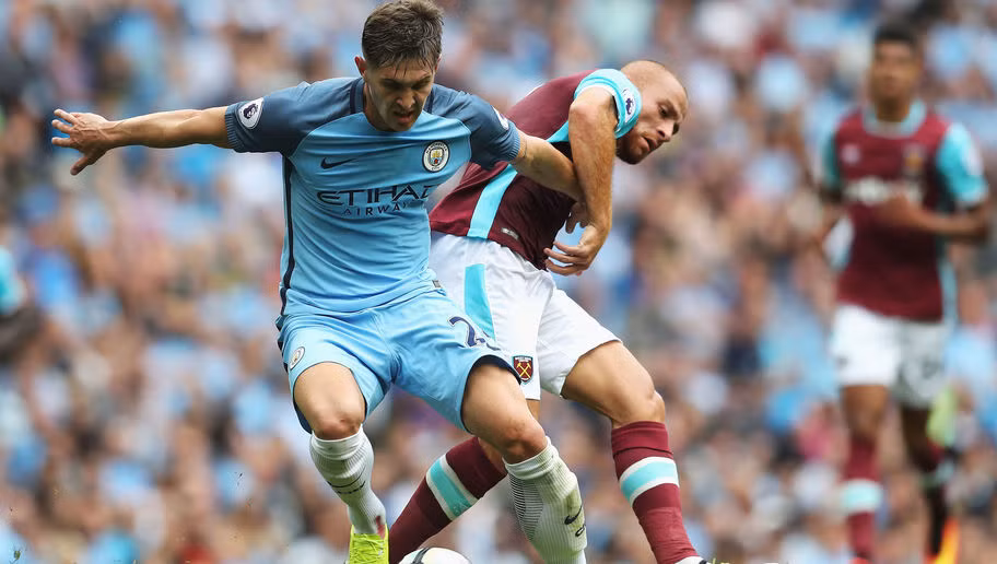 Khi phải đối đầu với trung vệ to cao, trẻ khỏe John Stone bên phía Man City, Gokhan Tore (đỏ) đã hoàn toàn lu mờ và bị bắt bài một cách dễ dàng khiến West Ham rời sân Etihad với đôi bàn tay trắng.