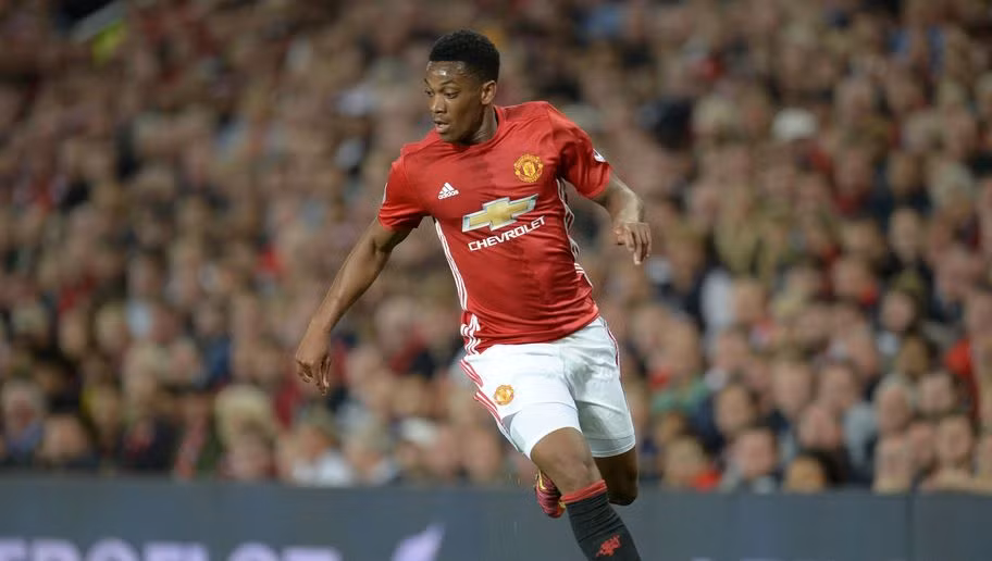 Bất ngờ nhất đội hình tệ nhất vòng 3 Ngoại hạng Anh đó sự góp mặt của Anthony Martial của Man United. Dù đã thi đấu tròn vai nhưng tiền đạo người Pháp vẫn khiến HLV Jose Mourinho và NHM đội chủ sân Old Trafford không hài lòng với màn trình diễn của mình. Ảnh: Goal.com.en.