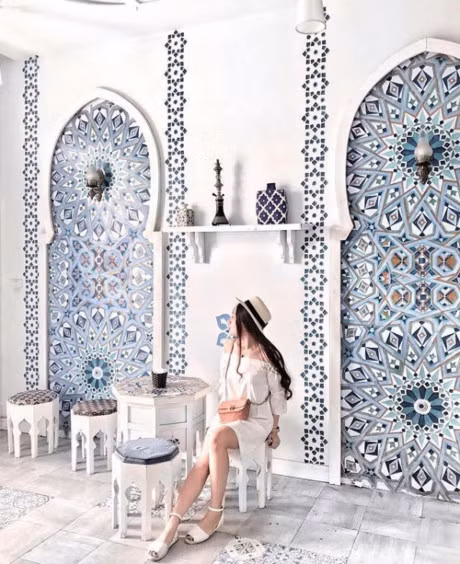 Từ gạch lát, đồ nội thất, bàn ghế cho tới tường nhà... đều được chủ nhân cùng các kiến trúc sư của quán thiết kế hết sức cẩn thận và tỷ mỉ. Nó mang đến cho các vị khách một không gian huyền ảo bởi các họa tiết đối xứng.