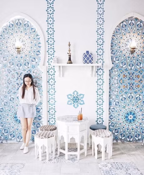 Có thể nói, đến với Dubai cafe, bạn sẽ bắt gặp những tác phẩm điêu khắc, những cánh cửa mái vòm hay những họa tiết đầy màu sắc hiếm gặp ở Việt Nam. Không gian của quán đặc biệt hấp dẫn trong những ngày hè nóng nực, bởi khi bước vào, các bạn trẻ sẽ như cảm thấy mình đứng trước vùng biển Địa Trung Hải lộng gió nhờ hiệu ứng từ chính những họa tiết, đồ decor mang màu sắc rất "mát mắt".