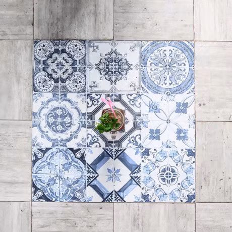 Bàn ghế ở Dubai Cafe thường được bọc da và trang trí với những màu đầy sức sống như: sô-cô-la, tím, xanh ngọc, màu olive, xanh dương, bạc, màu hổ phách.