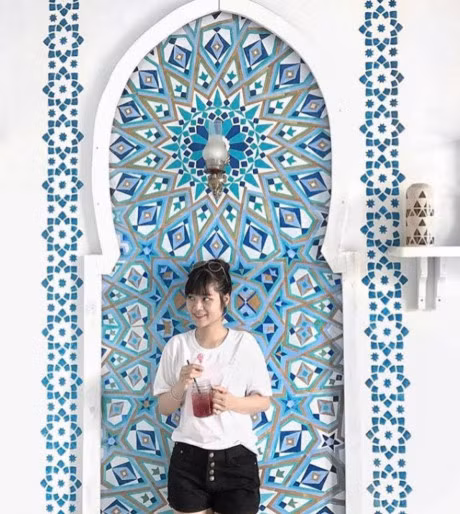 Trong ảnh là góc “sống ảo” không thể bỏ lỡ khi tới quán. Theo quan sát, đồ nội thất mà cửa hàng sử dụng khá mộc mạc, được làm bằng gỗ sơn trắng hoặc các vật dụng kim loại như bình, lọ để trên mỗi kệ tường.