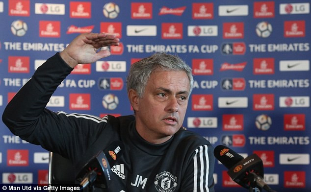 Mourinho cho rằng một khi còn "tiết kiệm" trong mua sắm, M.U sẽ chẳng thể theo kịp đội bóng hàng xóm.