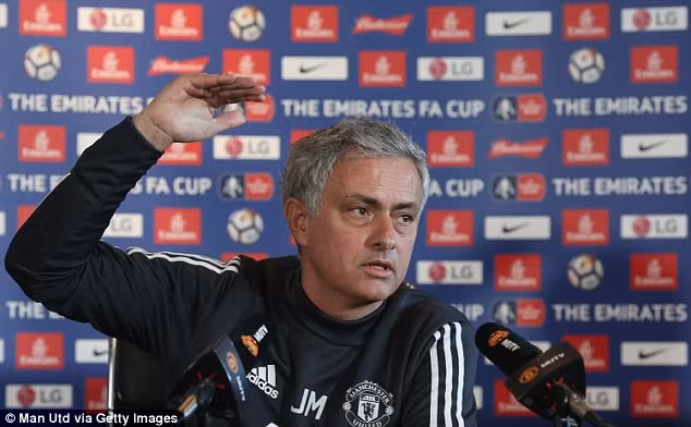 Mourinho cho rằng một khi còn "tiết kiệm" trong mua sắm, M.U sẽ chẳng thể theo kịp đội bóng hàng xóm.