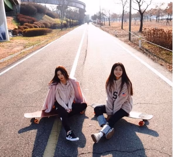 Được chú ý đến không chỉ nhờ những động tác uyển chuyển, nữ thần trượt ván người Hàn Quốc này còn khiến nhiều người siêu lòng bằng nhan sắc. Với mái tóc dài nữ tính, khuôn mặt ưa nhìn và thân hình thon gọn cao ráo, Choi Jin dễ dàng "đốn tim" đối phương khi chạm mặt.