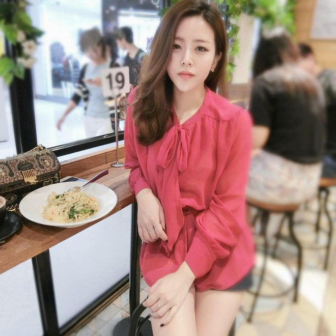  Hot girl Ông Thoại Liên nổi tiếng là cô nàng có gương mặt đẹp, gu thời trang ấn tượng. Bên cạnh đó cô còn là em gái của nam ca sĩ nổi tiếng Ông Cao Thắng. Hội tụ đủ những tiêu chuẩn mà nhiều chị em phụ nữ khác thèm muốn nhưng Thoại Liên vẫn cô đơn dù đã 29 tuổi.