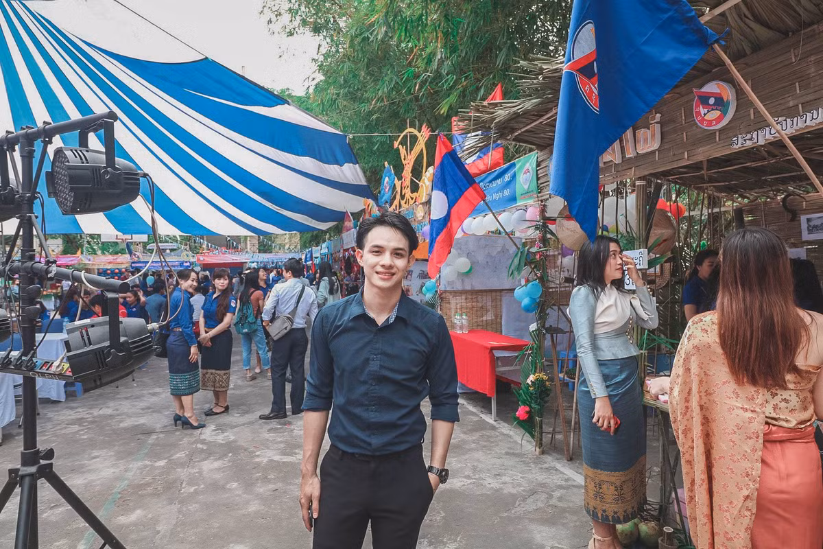 Anh chàng du học sinh Lào được dân mạng nhắc tới đó là Thanousack Laddarvun sinh năm 1995, sang Việt Nam học được 3 năm và có thể sử dụng tiếng Việt khá tốt.