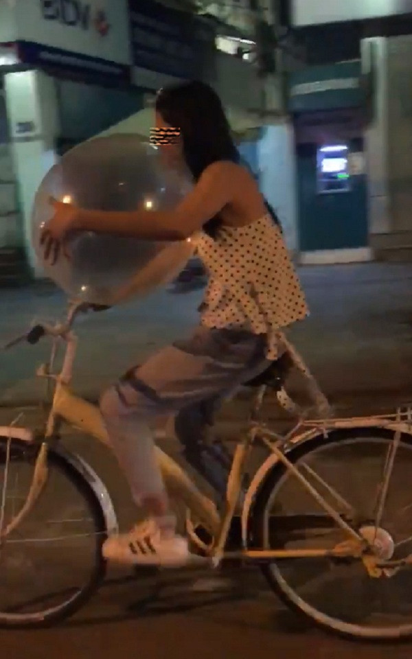 Có thể nói, bóng cười thời gian qua trở thành một hình thức "vui vẻ" mới của giới trẻ, đặc biệt là tại các thành phố lớn như Hà Nội hay TP HCM. Rất dễ để tìm được những địa chỉ bán loại bóng kích thích này trên các con phố trung tâm hay các quán cafe thu hút nhiều giới trẻ.