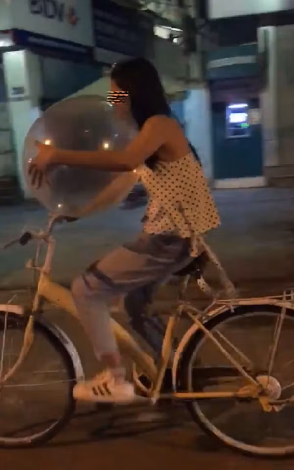 Có thể nói, bóng cười thời gian qua trở thành một hình thức "vui vẻ" mới của giới trẻ, đặc biệt là tại các thành phố lớn như Hà Nội hay TP HCM. Rất dễ để tìm được những địa chỉ bán loại bóng kích thích này trên các con phố trung tâm hay các quán cafe thu hút nhiều giới trẻ.