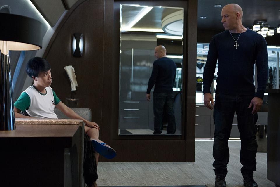 Có lẽ chính các đạo diễn phim khi xem loạt hình này cũng “ngẩn người” tự hỏi mình có từng cho Mai Xuân Huy xuất hiện trong phân cảnh bom tấn của mình hay không?