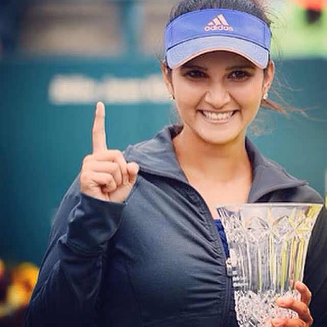 Sania Mirza nở nụ cười chiến thắng bên chiếc cúp mới giành được.