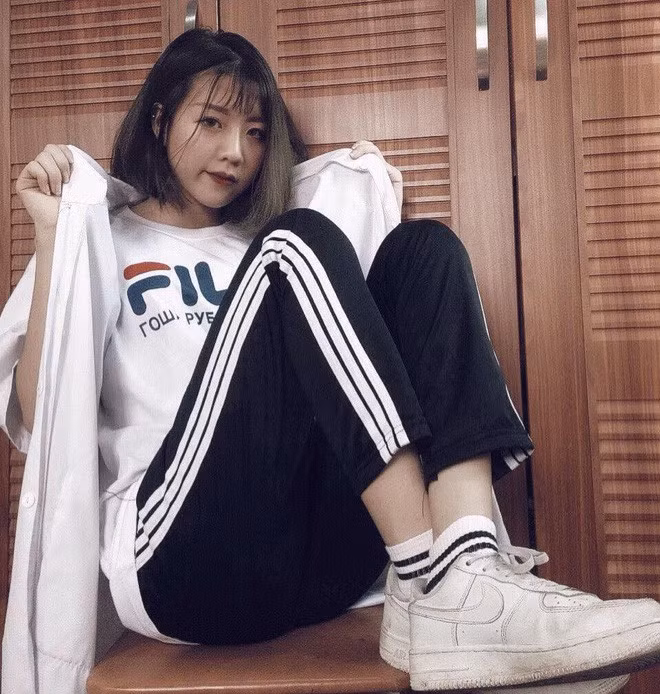 Tìm vào trang cá nhân của Thu Trang nhiều người nhận xét rằng, nữ sinh Hà thành này sở hữu gương mặt xinh xắn, thân hình thon gọn và đặc biệt guu thời trang ăn mặc khá ổn, khi thì theo phong cách sporty khỏe khoắn, khi thì nữ tính theo các sao Hàn Quốc.