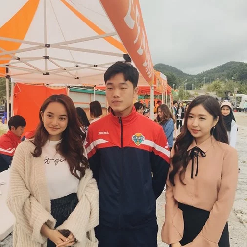 Trên trang cá nhân Instagram của Xuân Trường còn tự đặt tên là "Trường Playboy", tên thì cool ngầu nhưng hễ đứng gần gái xinh là nam cầu thủ lại ngại ngùng. Gặp mặt Kaity Nguyễn và nữ ca sĩ Jin Ju biểu cảm của đội trưởng U23 khiến các chị em không khỏi bật cười