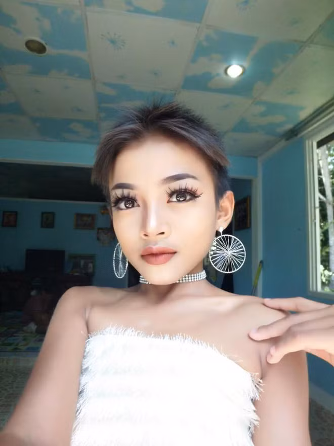 Cậu bé có làn da nâu rám đặc trưng của người Thái cùng khuôn miệng rộng nên khi trang điểm vào trông khá hút mắt. Thêm vào đó, kỹ năng biểu diễn thời trang cũng như tạo dáng khi chụp ảnh đã giúp Nesty được nhiều người yêu mến hơn.