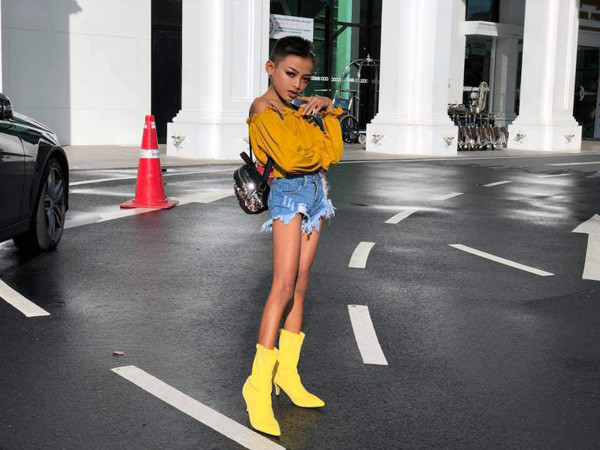 Hình ảnh Nesty uyển chuyển đi trên đôi giày cao gót trong bộ váy khoe vai trần đang gây sóng gió trên mạng xã hội Thái Lan những ngày vừa qua. Và tất nhiên, với thần thái ấy, người ta kỳ vọng cậu bé không sớm thì muộn sẽ trở thành hoa hậu chuyển giới trong tương lai.