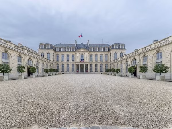 Gần đại lộ Champs-Élysées, cung điện Elysee (còn gọi là Palais de l'Elysée) đã là nơi ở chính thức của các Tổng thống nước Pháp từ những năm 1840.