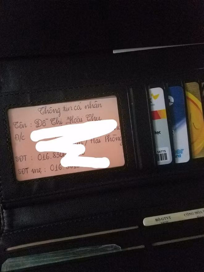 Cô nàng này đầy đủ cả số điện thoại, địa chỉ nhà để nếu có vô tình bị thất lạc thì những người nhặt được có thể trả lại.