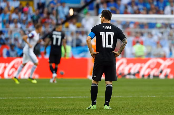 Chứng kiến phong độ "phú quý giật lùi" của Messi, nhiều chuyên gia bóng đá cho rằng, Argentina không phải Barca nên Messi không còn là chính mình. Ở Barca, Messi là người được cấp bóng ghi bàn. Còn ở Argentina, El Pulga lại phải tự làm bóng để tạo ra cơ hội cho mình.