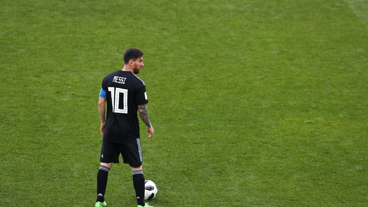 Nhiều người hâm mộ bóng đá thế giới tỏ ra lo lắng và đặt câu hỏi rằng liệu cầu thủ này có lại một lần nữa lỡ hẹn với chức vô địch World Cup lần nữa như những gì đã xảy ra năm 2014 tại Brazil.