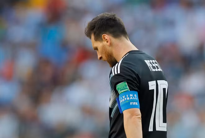 Trong trận đấu mở màn của Argentina tại World Cup 2018 với Iceland, Messi được chú ý nhiều hơn khi trước đó, đại kình địch của anh là Cristiano Ronaldo đã có cú hat-trick và màn thể hiện rất tốt. Người ta mong chờ El Pulga sẽ trả lời tiếng gọi của Ronaldo. Tuy nhiên, mọi thứ chẳng bao giờ đúng như nhiều người nghĩ.