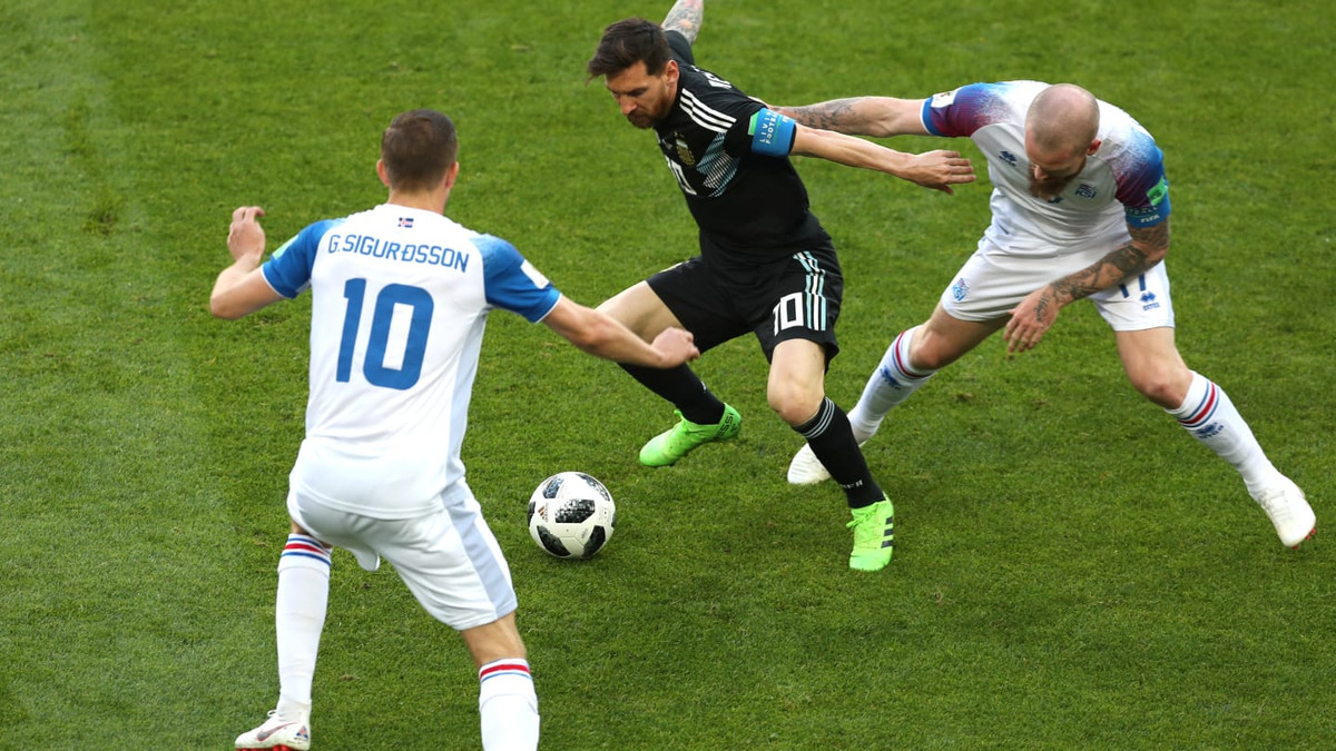 Messi phải rất vất vả để xoay trở giữa lớp phòng ngự của Iceland. Mỗi khi cầu thủ này cầm bóng, bao giờ cũng có ít nhất là 2 bóng áo trắng theo kèm và họ đã bịt hết các cửa để Messi phối hợp cùng đồng đội.