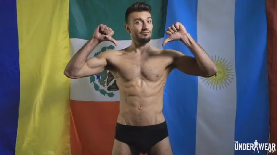 Phần lớn phái mạnh ở các quốc gia cho rằng, mặc một chiếc quần màu đen cho dịp năm mới thường sẽ mang lại vận xui cho cả năm.