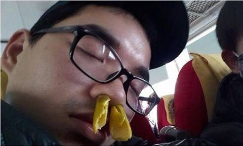  Khách say xe cũng không ngại đeo chúng lên miệng, nhét vào mũi rồi nhắm mắt ngủ một mạch.