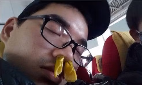  Khách say xe cũng không ngại đeo chúng lên miệng, nhét vào mũi rồi nhắm mắt ngủ một mạch.