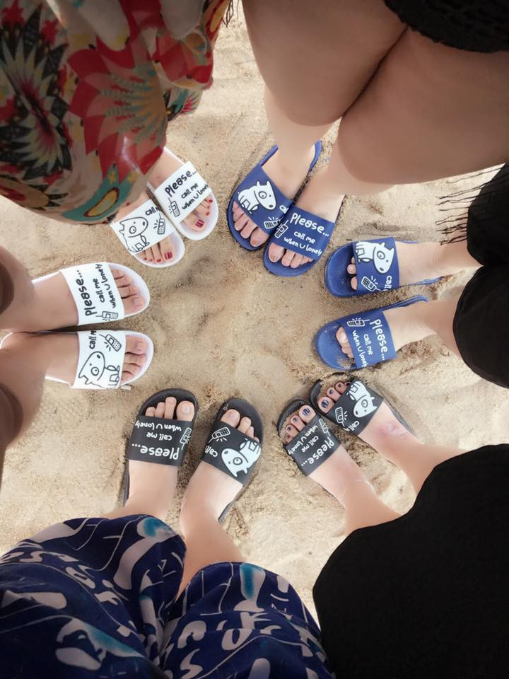 Mới đây trên một fanpage mạng xã hội facebook đã cho đăng tải một số hình ảnh các bạn trẻ diện đồng phục dép giống hệt nhau gây thích thú cho cư dân mạng và nhanh chóng nhận hàng nghìn lượt thích chỉ trong một thời gian ngắn.