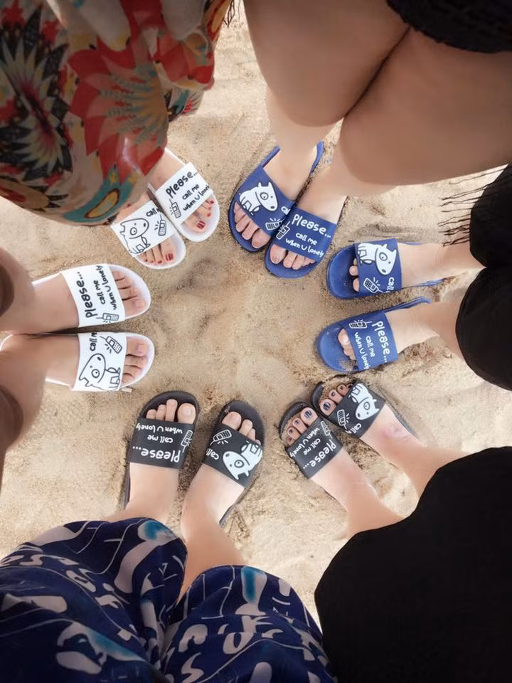 Mới đây trên một fanpage mạng xã hội facebook đã cho đăng tải một số hình ảnh các bạn trẻ diện đồng phục dép giống hệt nhau gây thích thú cho cư dân mạng và nhanh chóng nhận hàng nghìn lượt thích chỉ trong một thời gian ngắn.