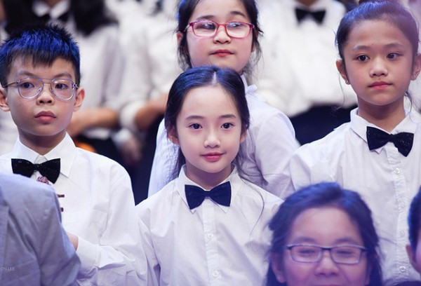 Theo chia sẻ của chị Tuyết Anh - mẹ bé Bảo Anh, hiện cô bé đã học Violin 1 năm rưỡi. Loạt ảnh trên được chụp khi cô bé tham gia diễn cùng dàn nhạc của Học sinh, sinh viên Khoa Dây - Học viện Âm nhạc quốc gia Việt Nam trong chương trình Hoà nhạc Giai điệu mùa xuân.